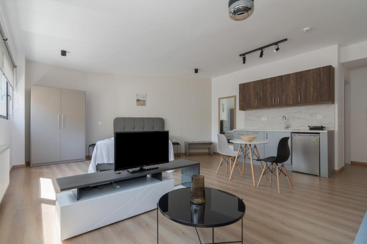 Leochares Lifestyle Apartments - Self Check-In Athena Bagian luar foto