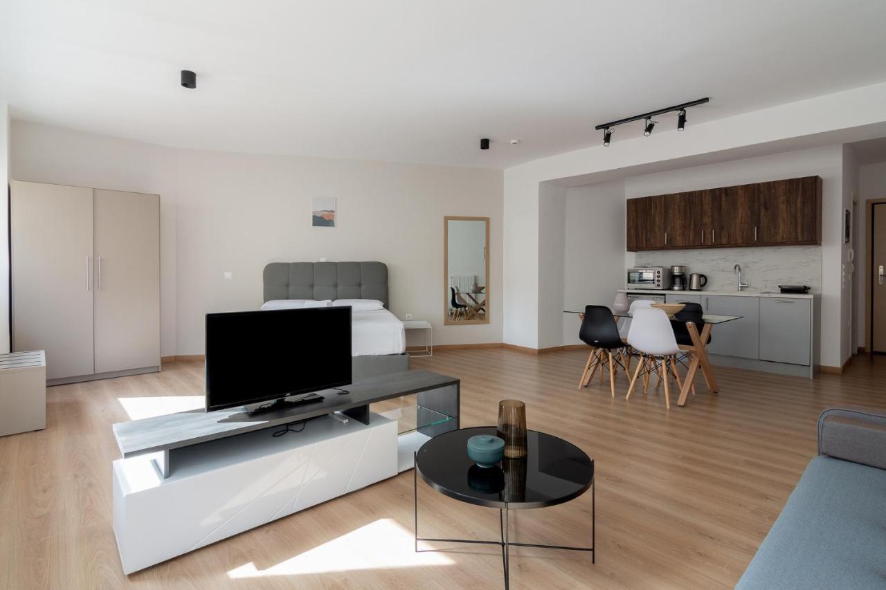 Leochares Lifestyle Apartments - Self Check-In Athena Bagian luar foto